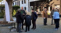 Der Vorsitzende des Pfarreirates von St. Amandus, Stefan Feldhaus (2. von links), im Gespräch mit Gottesdienstbesuchern vor der St.-Marien-Kirche in Ahsen.