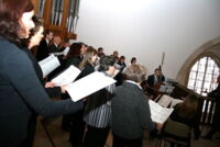 Chor, Solistin, Orchester und Orgel. Es ist wohlklingend voll während des konzertanten Hochamts am Pfingstsonntag auf der Orgelempore in St. Amandus.  —Foto: Rottmann