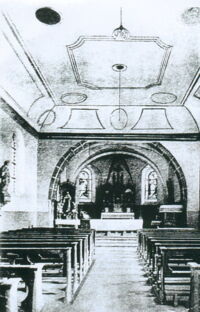 Der Innenraum der St.-Marien-Kirche vor dem Umbau von 1929. Im Hintergrund der im Zuge des Umbaus von 1929 abgerissene Chor aus dem 17. Jahrhundert sichtbar.