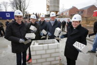 Gute Laune am Bau: (v.li.) Chefarzt Dr. Peter Lenga, Architekt Wolfgang Stöbe, Geschäftsführer Wolfgang Mueller, Aufsichtsratsmitglied Dr. Thomas Hölscher und Pfarrer Martin Limberg bei der Grundsteinlegung.  —Foto: Kalthoff
