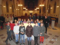 Erstkommunionkinder am Altar der St.-Amandus-Kirche