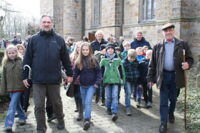 Auf geht’s! Die Kommunionkinder starten an der Amanduskirche zum Solidaritätslauf – angeführt von Pfarrer Hans Overkämping (re.).  —Foto: wolff