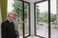 Pfarrer Martin Limberg (li.) und Bauausschuss-Sprecher Gisbert Stimberg erfreut der Ausblick auf den Amandus-Kirchplatz aus einem Gruppenraum des neuen Pfarrheims.  —Foto: kalthoff