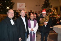 Mit kirchlichem Segen und den besten Wünschen der Stadt zogen 30 Musiker los: (v.li.) Pfarrer Mämecke, BM André Dora, Pastor Limberg und Hans-Peter Hasenberg. (Foto: Ingrid Wolff, DMP, 30.12.14)