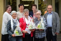 Amandus-Pfarrer Ludger Schneider ehrte die Jubilarinnen und dankte dem Ahsener kfd-Team für die geleistete Arbeit (v.li.) Ehrentraud Sonntag, Maria Weber, Gerda Echterhoff, Hedwig Diekmann, Ursula Hölscher und Leni Pettrup.