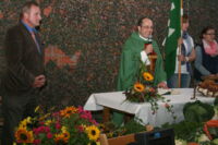 Feierten Erntedank mit einem Gottesdienst auf dem Hof Rusche: der Vorsitzende des landwirtschaftlichen Ortsvereins, Ludger Möller (li.), und Pfarrer Martin Limberg. —Foto: Rottmann, DMP, 30.09.14