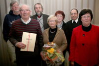 Der Vorstand der KAB St. Amandus ehrt langjährige Mitglieder (v.li.): Heiner Kastner, Franz Grundmann, Vorsitzender Wolfgang Schaller, Marianne Grundmann, Elke Lootz, Präses Martin Limberg und Doris Zerri.  —Foto: Rottmann