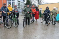 Feuchter Fahrrad-Kreuzweg am Palmsonntag. Mit den „em.“ Pastoren Hans Overkämping (li.) und Bernhard Fögeling (M.) auf verkürzten Fahrrad-Kreuzpfaden. (Foto: Jürgen Rottmann, DMP, 31.03.15)