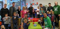 Stolz präsentieren Väter und Kinder ihre selbstgebastelten Blumentöpfe. (Foto: Martina Bialas, DMP, 28.10.2014)