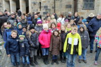 Die angehenden Kommunionkinder der Amandus-Gemeinde machten sich am Sonntag nach dem Familiengottesdienst am Kanal entlang auf den Weg ins Josef-Gemeindezentrum. (Lushtaku, DMP, 20.03.15)