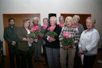 Pater Johny Vettatu (li.) und Anna-Elisabeth Rott (re.) ehren kfd-Jubilarinnen (v.li.) Helma Rülck, Marietheres Reinhard, Gertrud Buckmann, Roswitha Modroczinski, Editha Krimpmann, Maria Dortmann und Anni Sonntag. —Foto: Rottmann
