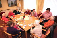 Kaffee und Kuchen, dazu nette Gespräche – die Frauen des Klön- und Handarbeitskreises St. Antonius fühlen sich in ihrem neuen Domizil im Amaritaheim sehr wohl.  —Foto: kalthoff