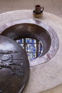 Taufbrunnen in der St.-Amandus-Kirche