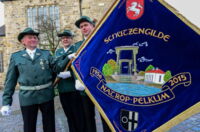 Die Fahnenabordnung der Schützengilde Natrop-Pelkum – (v. li.) Josef Vennmann, Michael Benterbusch und Ludger Hüning – präsentiert die neue Fahne. (Foto: Huxel, DMP, 12.01.15)