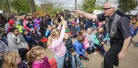 Zauberer Kamentino trieb seine Faxen beim Einweihungsfest des Anbaus am Antonius-Kindergarten im Hötting. —Foto: kalthoff