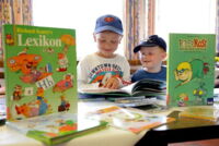 Ritter Rost ist klasse, finden Luis (3) und sein Bruder Lewin (6). Die beiden blättern sich durch das neue Bücher-Angebot im Ahsener Pfarrheim St. Marien.  —Foto: kalthoff