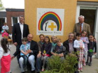 Herr Rettkowski, Herr Köster, Frau Drees, Frau Görke, Herr Overkämping und Herr Sauer mit den Kindern aus den Kitas St. Franziskus und St. Josef