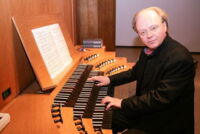 Gefragter Mann als Solist und Begleiter an der Orgel beim Passionskonzert des Jugend-Konzert-Chores in St. Amandus: Orgelvirtuose und Chef der Konzertreihen an der Wallfahrtsbasilika Werl, Ulrich Pakusch.  —Foto: Rottmann