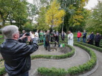 Ein Lebkuchenbaum steht jetzt in der Mitte des Emmaus-Labyrinths am St.-Vincenz-Krankenhaus.&nbsp; —Foto: kalthoff