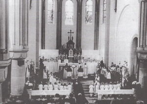 Festhochamt in der St.-Josef-Kirche anlässlich des 50. Weihejubiläums von Pfarrer Josef Feldmann (30. Mai 1954)