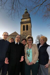 100 Jahre alt ist der Turm der Amanduskirche. Fürs Jubiläumsjahr haben sich  Mathias Reimann, Marlies Woltering, Pfarrer Martin Limberg, Martina Frerich, Frauke Mönninger und Gloria Müller-Köster vom Festausschuss viel Neues einfallen lassen.