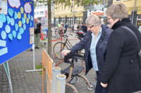 Über die Abstimmung mit Tischtennisbällen kommt Maria Hölscheidt (rechts), Pastoralreferentin in Datteln, schnell mit den Passanten ins Gespräch. (Foto: Michaela Kiepe/Bistum Münster)