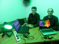 Jonas und Matthias bei der Lichtprogrammierung im Keller