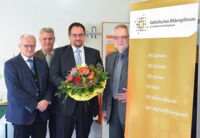 Begrüßten den neuen FBS-Leiter René Franken (3.v.li.) in seinem Amt (v.li.): Kreisdechant Jürgen Quante, Beigeordneter Dirk Franke und Michael Oetterer, Geschäftsführer des kath. Bildungsforums. —Foto: huxel