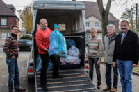 Die freiwilligen Helfer Thomas Rogalla, Heiner Brückner, Udo Zacharias, Toni Stucke und Martin Berke (v. l.) freuen sich über jede Altkleiderspende.  (Foto: Schrick, DMP, 26.11.14)