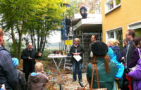 Pfarrer Martin Limberg begrüßt die Gäste, die zum Richtfest am Kindergarten St. Marien im Dümmer eingetroffen sind.  —Foto: bialas