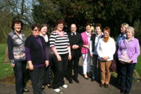 Gruppenbild im Ahsener Pfarrgarten: (v.li.) Conny Sonntag, Rita Reißing, Ehrentraud Sonntag, Mathilde Stübbe, Martin Limberg, Gerda Echterhoff, Ursula Hölscher, Anne Krause, Annegret Rotthoff und Ex-Teamsprecherin Anneliese Rott (re.).