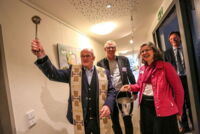 Mit Weihwasser besprengte Propst Jürgen Quante auch die erste Etage im Erich-Klausener-Haus. Der Chef der Zentralrendantur, Alfons Voß, und Architekt Jürgen Steinke (r) - Foto: GUTZEIT