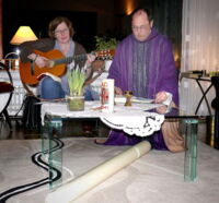 Marlies Woltering und Pfarrer Martin Limberg beim ersten Hausgottesdienst 2013.  —Foto: bialas