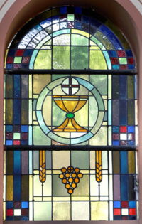 Symbole des Altarsakraments: Kelch, Ähren und Trauben. Künstler unbekannt, um 1950 Fenster im Querschiff, St.-Josef-Kirche, Datteln