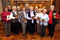 Blümchen und Urkunden gab’s für die Jubilarinnen der kfd St. Amandus. Die ersten Glückwünsche kamen von Pfarrer Martin Limberg und kfd-Teamsprecherin Renate Scholz (li.).&nbsp; —Foto: kalthoff