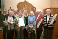 Pfarrer Martin Limberg (li.), Kantor Michael Kemper (3.v.re.) und die Vorsitzende Irmgard Pörschke (5.v.li.) ehrten beziehungsweise verabschiedeten verdiente Mitglieder des Kirchenchores der Gemeinde St. Amandus.