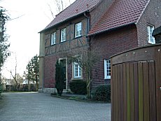 Das Pfarrhaus vom Vogelsangweg aus.